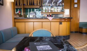 Bar (trong khuôn viên)