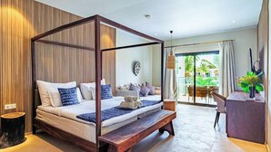 Une chambre à coucher moderne avec un lit à baldaquin, un banc en bois et une vue sur l’extérieur grâce à une porte vitrée.
