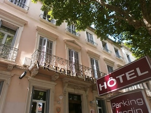 Un hotel llamado 'Victoria Hotel' con un cartel que indica una zona de estacionamiento.