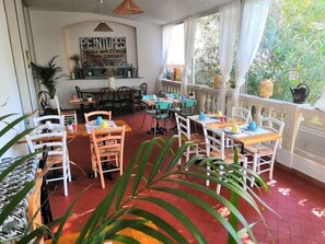 Khu ẩm thực ngoài trời