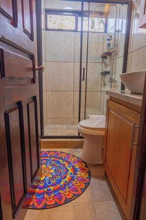 Dusj, hårføner, håndklær og såpe