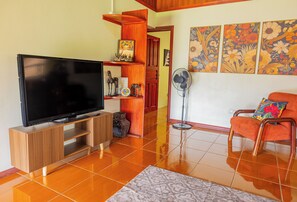 TV - Hillside Hideaway #1 (Nuevo Arenal)