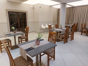 Dining - Queens Apartments (Kraków)
