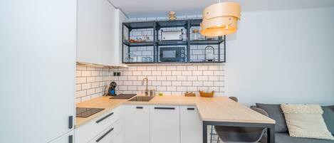 Kühlschrank, Mikrowelle, Herdplatte, Geschirrspüler