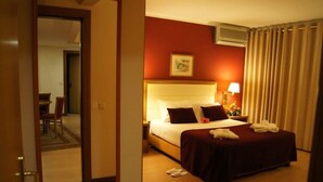 A hotel room with a bed, a nightstand, a lamp, and a picture on the wall. - Monte Rio (Sao Pedro do Sul)
