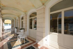 تناول الطعام بالخارج