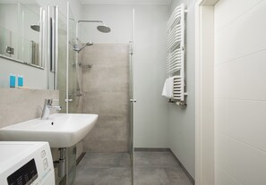 Shower, hair dryer, towels - Business Mokotów Park 23 Studio (Warszawa)