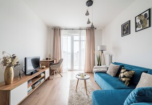 Een televisie en boeken