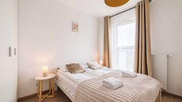 Een strijkplank/strijkijzer, wifi, beddengoed