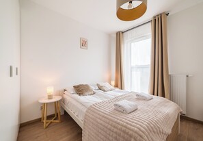 Een strijkplank/strijkijzer, wifi, beddengoed