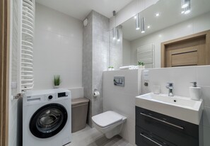 Een douche, een haardroger, handdoeken