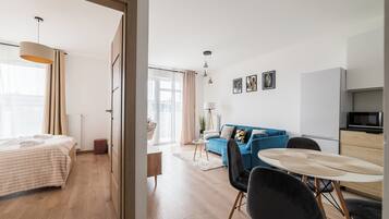 Een televisie en boeken