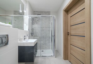 Een douche, een haardroger, handdoeken