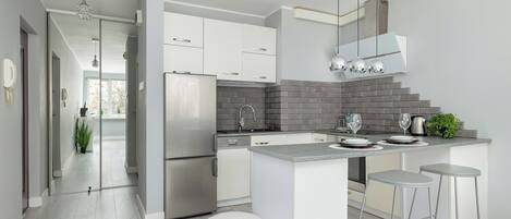 Fridge, oven, stovetop, dishwasher