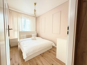 Iron/ironing board, bed sheets - Legnicka Residence Apartment (Wrocław)