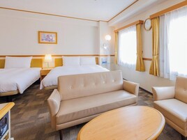 Habitación de hotel con dos camas, un sofá, una silla, una mesa redonda y un reloj en la pared.