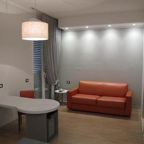 Ein modernes Zimmer mit einer Couch, einem Tisch und einer Lampe.