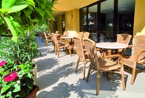 Outdoor dining - Hotel Sorriso (Bellaria-Igea Marina)