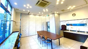 A modern dining area with a marble countertop, a wooden table, and chairs. - Toyoko INN Yokohama-sen Fuchinobe-eki Minami-guchi (Sagamihara)