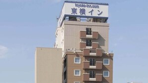 A multi-story building with a sign for 'toyoko-inn.com' at the top. - Toyoko INN Yokohama-sen Fuchinobe-eki Minami-guchi (Sagamihara)