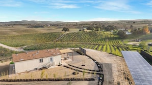 A vineyard with rows of grapevines, a building with a number 4758, and solar panels. - Bombay Chardonnay by Avantstay Covered Pavilion + BBQ Quiet Paso Hillside + Vineyards View (Paso Robles)