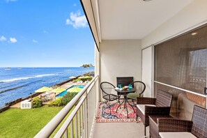Outdoor dining - New Listing! Ocean Front Gem in Lahaina (Lahaina)