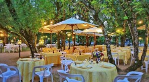 Khu ẩm thực ngoài trời