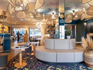 Ein modernes Interieur mit einer Sitzecke, einer Bar und einem Essbereich.