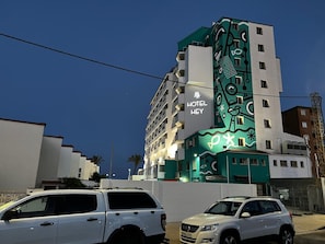 A multi-story building with a sign reading 'HOTEL HEY'. - Hey Peniscola (Peniscola)