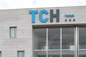 A building with a sign that reads "TCH Hotel". - Tch Hotel (Lorqui)