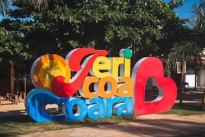 Une enseigne colorée avec le texte « Veri Coapa » écrit dans une police ludique et en relief.