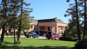A building with a flat roof and a large entrance. - Diego De Almagro Centro Los Angeles (Los Angeles)