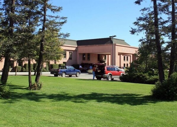 A building with a flat roof and a large entrance.