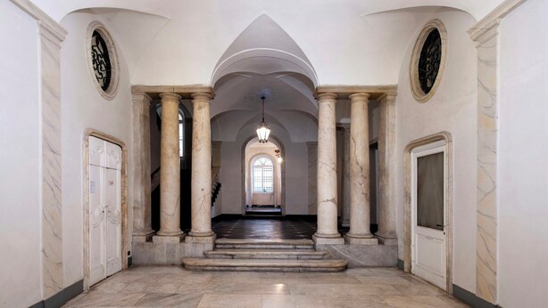 A grand hallway with marble flooring, columns, and a staircase leading to a higher level. - Locanda di Palazzo Cicala (Genoa)