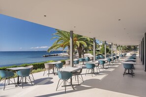 Outdoor dining - Lalibay Resort & Spa - Adults Only (Aegina)