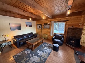 TV - Alaska Lakeside Cottage (Seward)