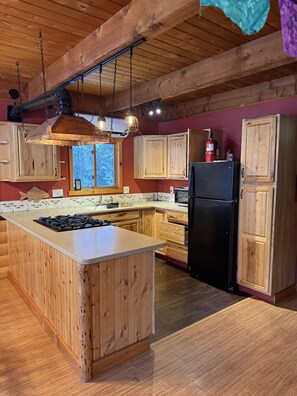 Fridge, microwave, oven, stovetop - Alaska Lakeside Cottage (Seward)