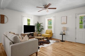 TV - Peaceful Bryce Cabin + Hot Tub + Fire Pit + Pets - 3 BR + Loft (Mount Jackson)