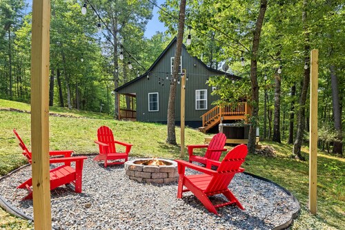 Peaceful Bryce Cabin + Hot Tub + Fire Pit + Pets - 3 BR + Loft