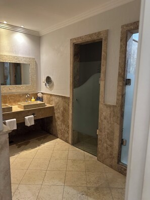 Jetted bath, hair dryer, towels, soap - Fabulous 2 Bedroom Apart. at Fishing Lodge- Cap Cana. (Punta Cana)