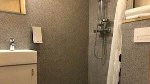 A bathroom with a shower, sink, and toilet. - Hotel Hvammstangi (Hvammstangi)