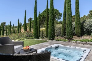 Outdoor spa tub - Coquillade Village (Gargas)