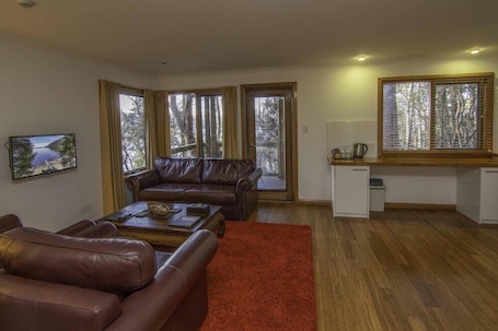 Área de sala de estar. Lake St Clair Lodge