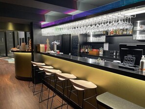 Bar (on property) - Brit Hotel Le Relais du Ried (Bischwihr)
