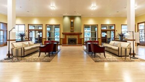 A spacious lobby with a fireplace, two sofas, and a coffee table. - Mammoth Hot Springs (Yellowstone National Park)
