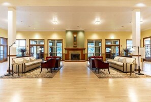 Interior - Mammoth Hot Springs (Yellowstone National Park)