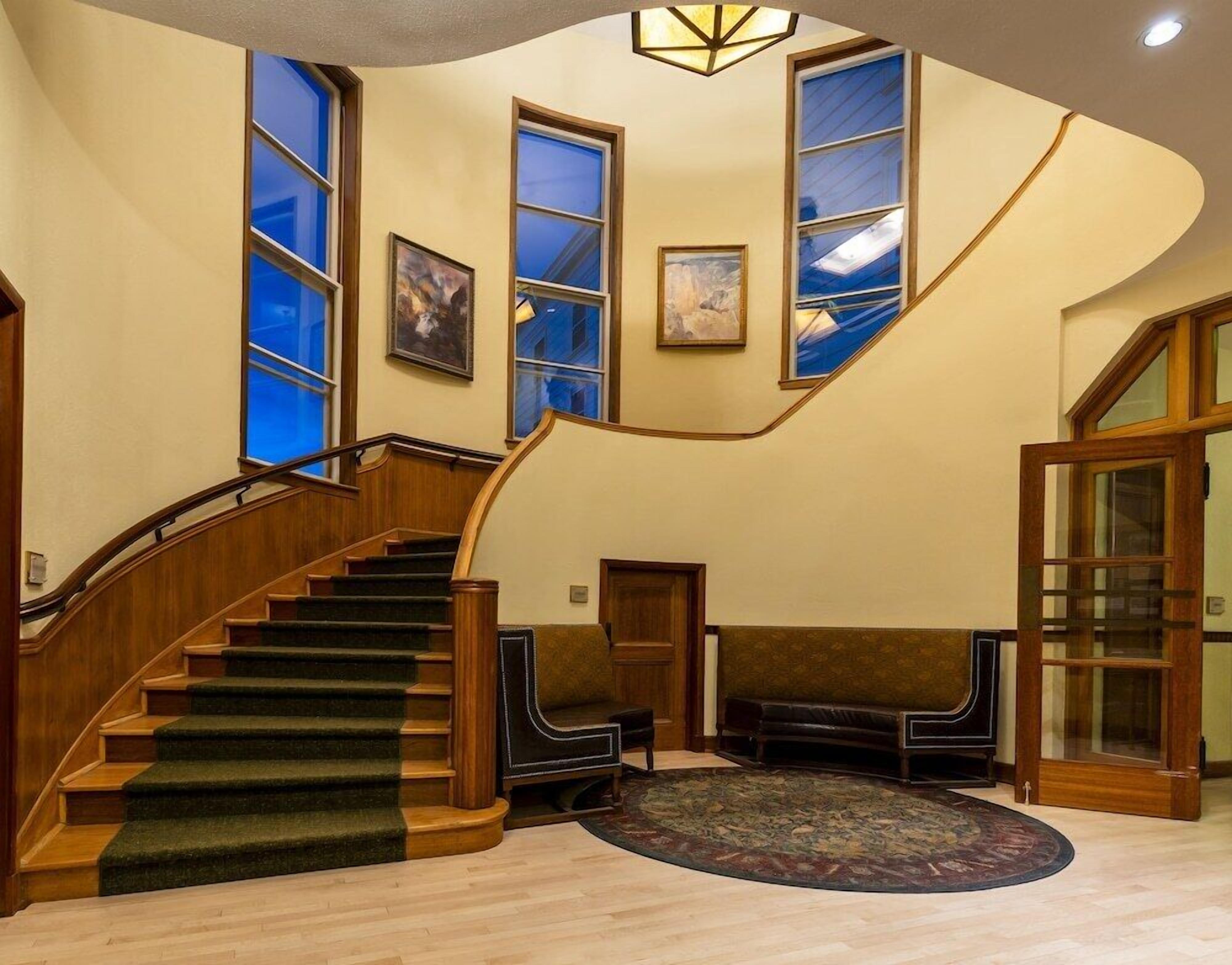 المنشأة من الداخل