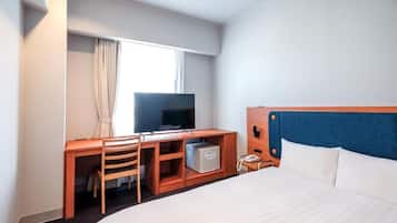 Escritorio, espacio para trabajar con laptop y cortinas blackout