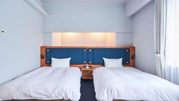 Escritorio, espacio para trabajar con laptop y cortinas blackout