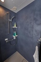 Design Single Room | Bathroom | Shower, hair dryer, slippers, towels